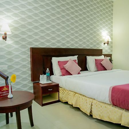 Lals Residency Hotel Adur Esterno foto