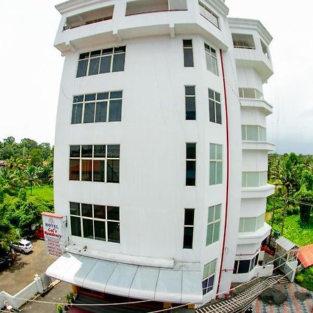 Lals Residency Hotel Adur Esterno foto
