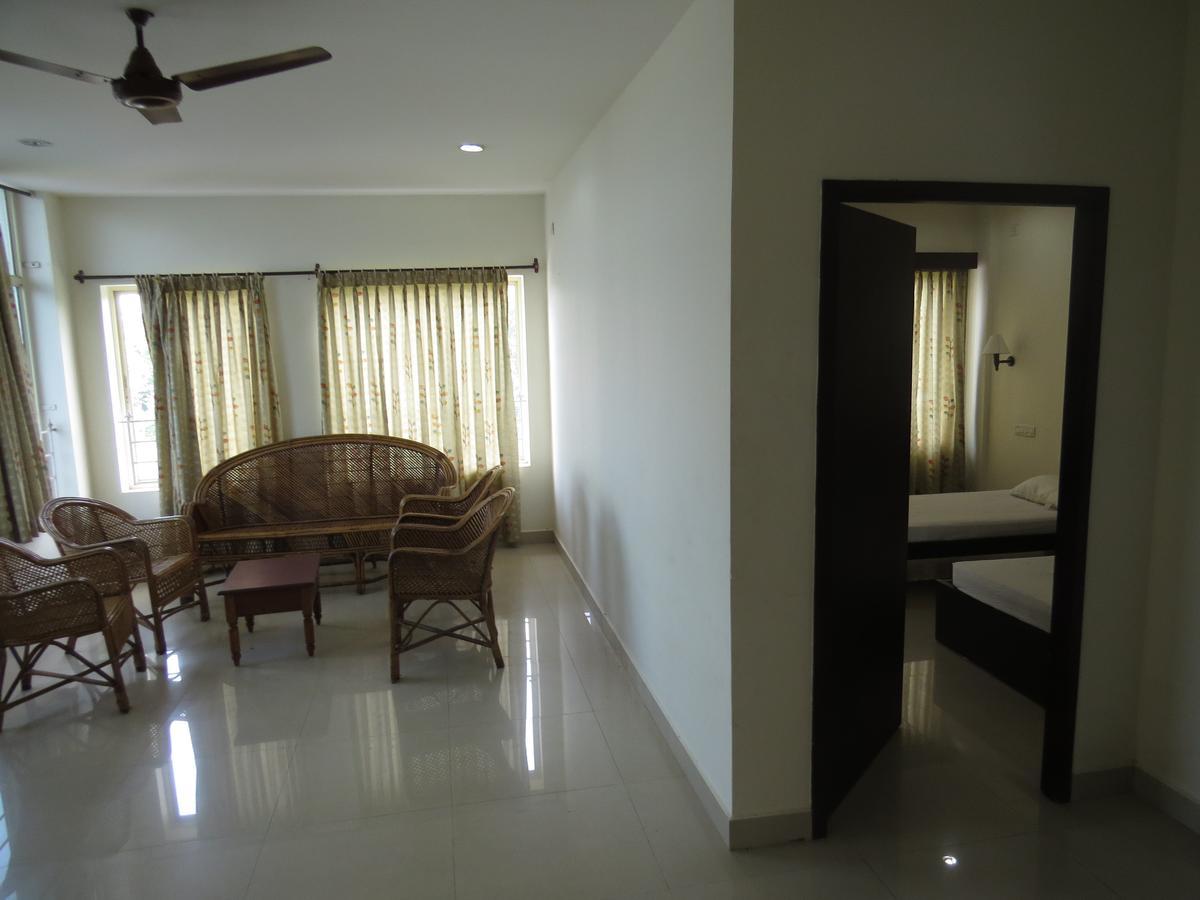 Lals Residency Hotel Adur Esterno foto