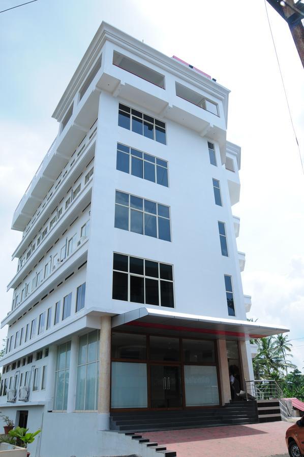 Lals Residency Hotel Adur Esterno foto