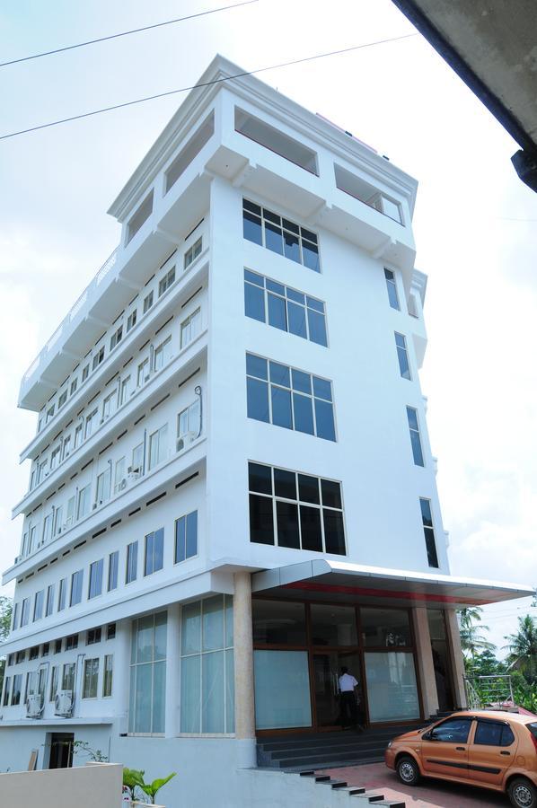 Lals Residency Hotel Adur Esterno foto