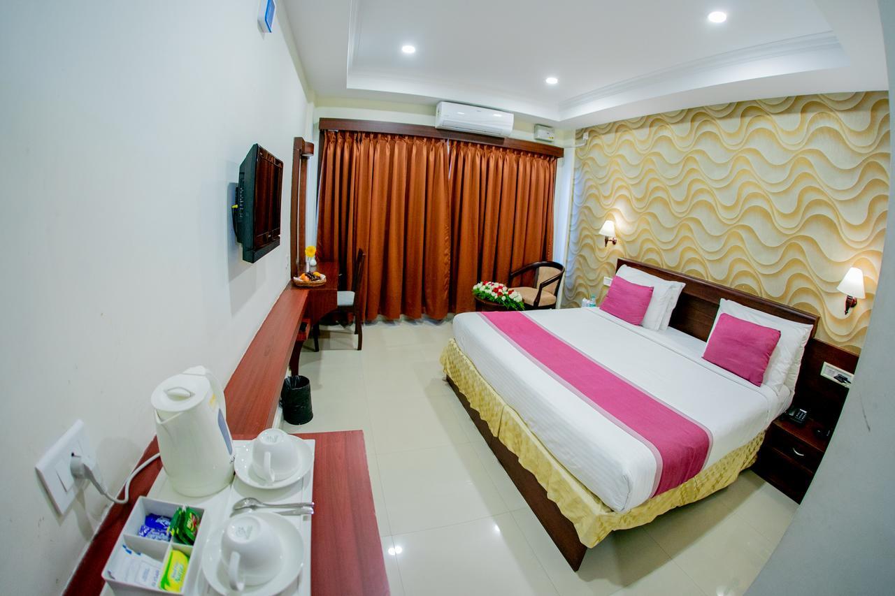 Lals Residency Hotel Adur Esterno foto