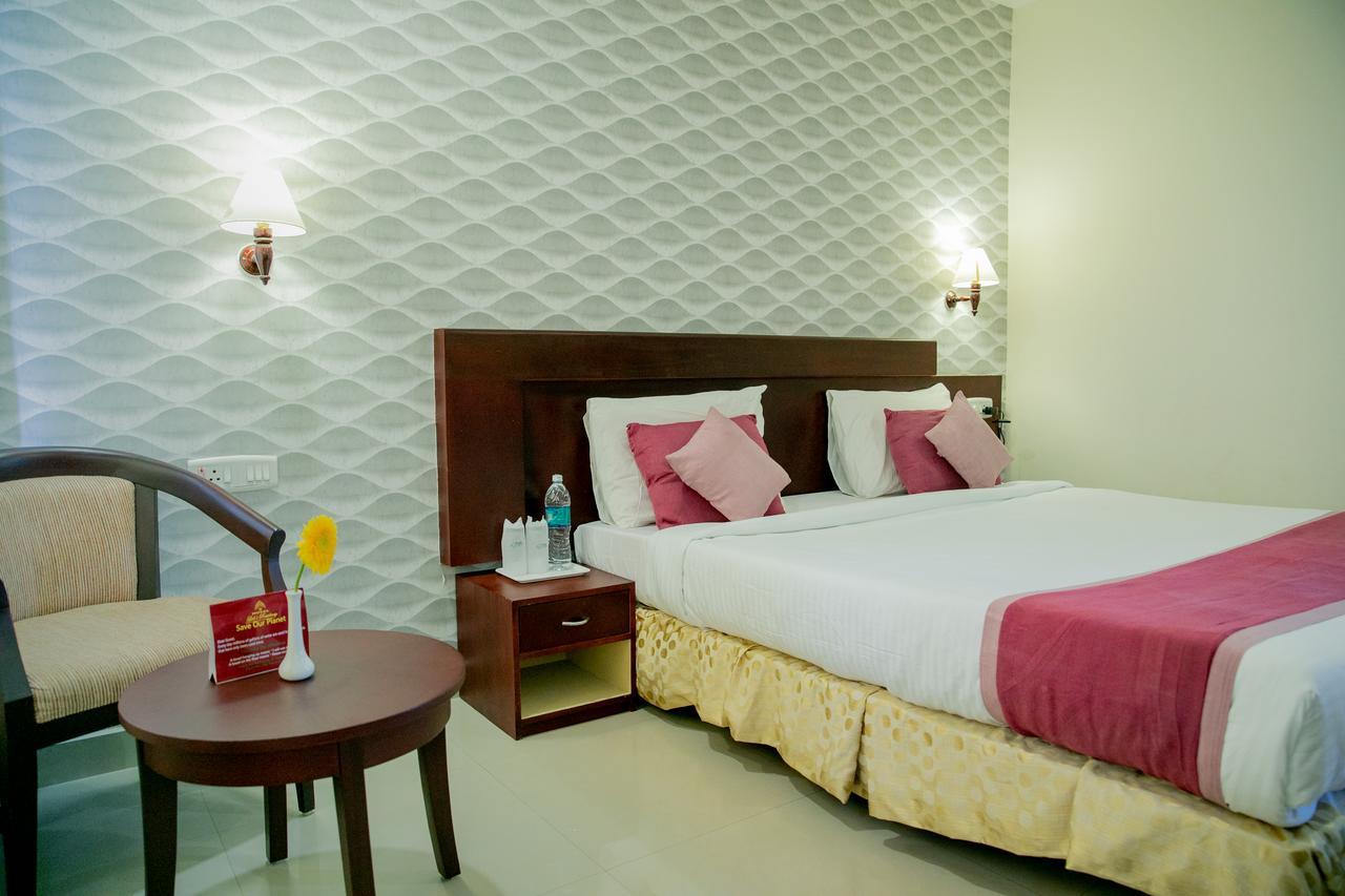 Lals Residency Hotel Adur Esterno foto