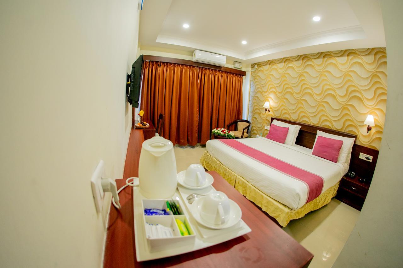 Lals Residency Hotel Adur Esterno foto