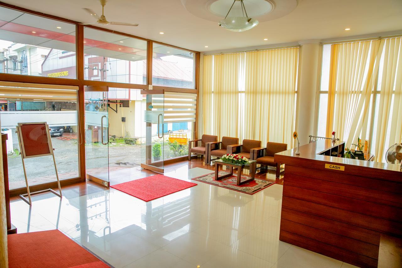 Lals Residency Hotel Adur Esterno foto
