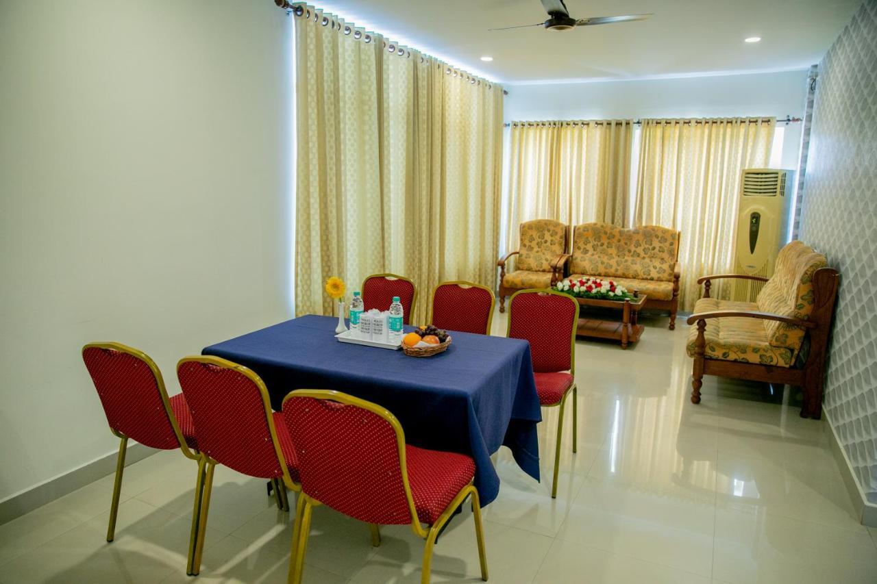 Lals Residency Hotel Adur Esterno foto
