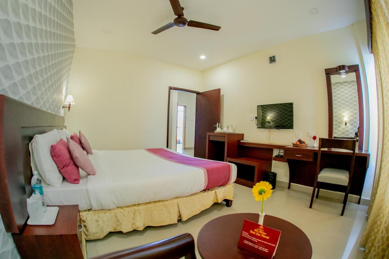 Lals Residency Hotel Adur Esterno foto