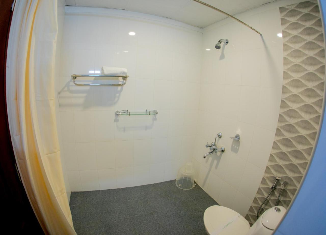 Lals Residency Hotel Adur Esterno foto