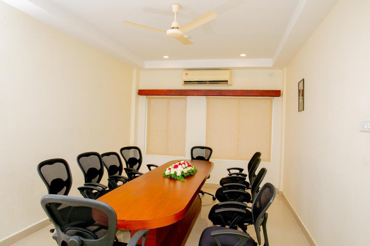 Lals Residency Hotel Adur Esterno foto