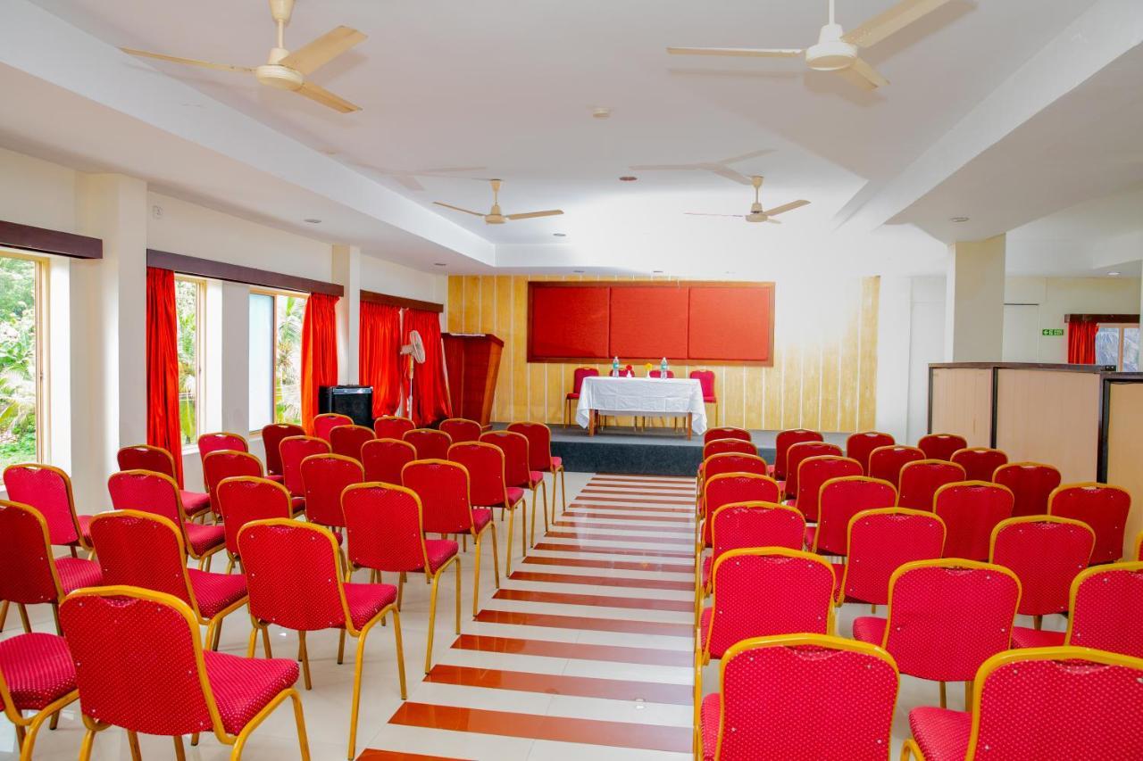 Lals Residency Hotel Adur Esterno foto