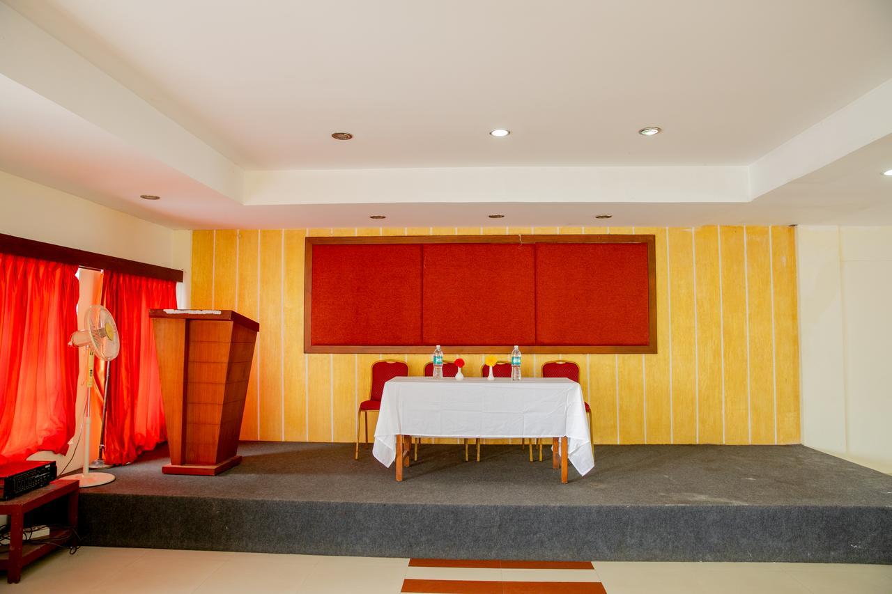 Lals Residency Hotel Adur Esterno foto