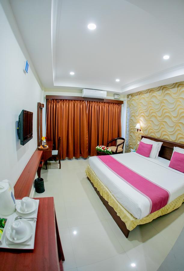 Lals Residency Hotel Adur Esterno foto