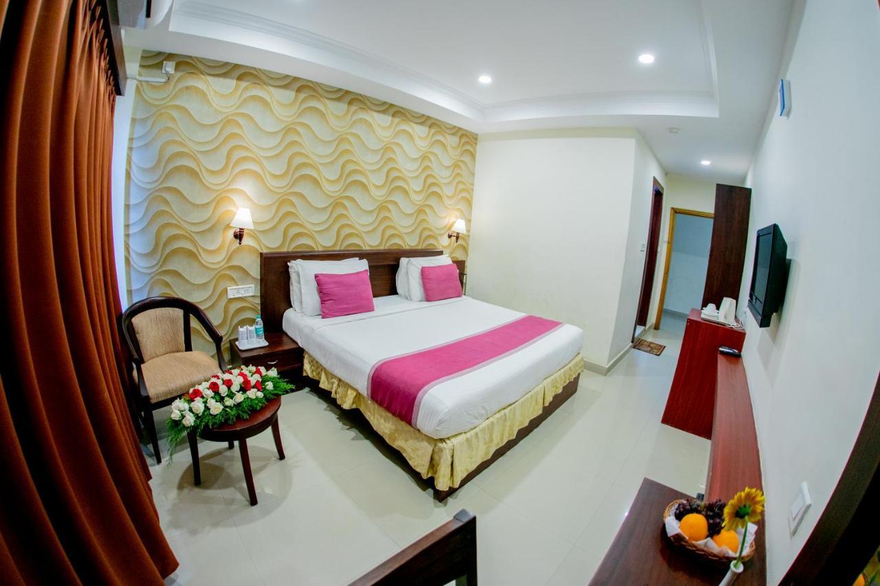 Lals Residency Hotel Adur Esterno foto